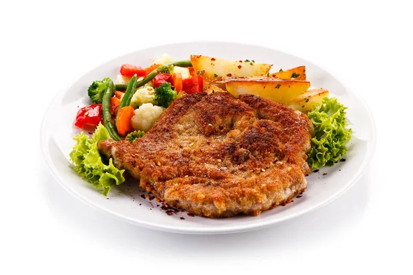 Gepaneerd Varkensvlees Schnitzel Met Geroosterde Aardappelen Gemengde Gekookte Groenten Sla — Stockfoto