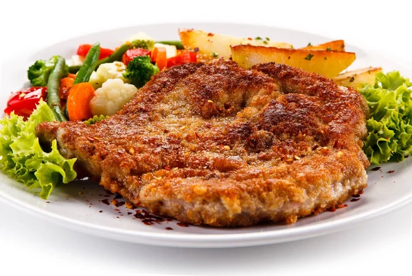 Paniertes Schweineschnitzel Mit Bratkartoffeln Gemischtem Gekochtem Gemüse Und Salat Auf — Stockfoto