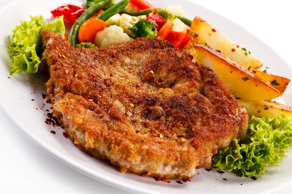 Paniertes Schweineschnitzel Mit Bratkartoffeln Gemischtem Gekochtem Gemüse Und Salat Auf — Stockfoto