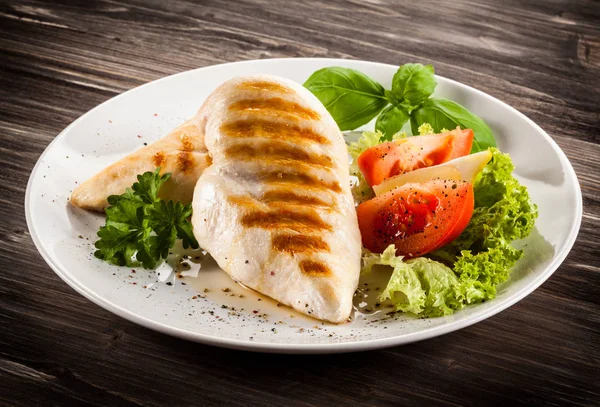 Petto Pollo Alla Griglia Con Pomodoro Fette Limone Lattuga Piatto — Foto Stock