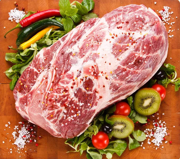 Raw Pork Meat Fresh Peppers Spinach Tomatoes Kiwi Wooden Board — Stock Photo, Image