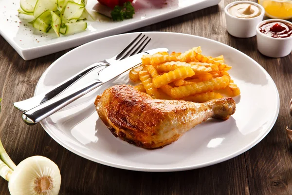 Roasted Chicken Leg Wavy French Fries — Stock Photo, Image