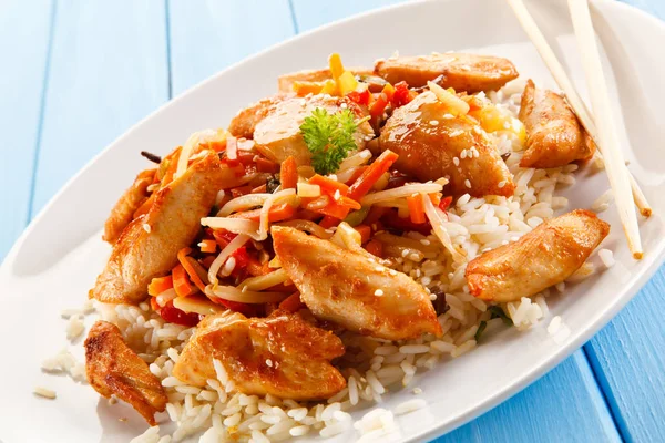 Reis Mit Huhn Und Gemüse Auf Weißem Teller Mit Essstäbchen — Stockfoto