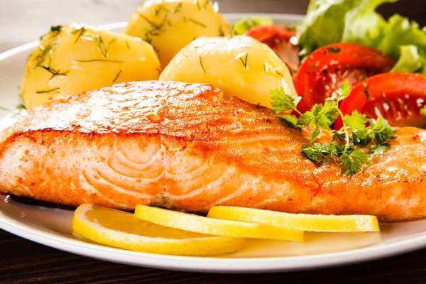 Salmone Forno Con Patate Bollite Pomodori Freschi Lattuga Limone Piatto — Foto Stock