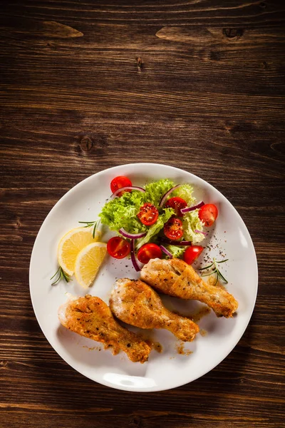 Geroosterde Kip Drumsticks Met Verse Salade Citroen Segmenten Witte Plaat — Stockfoto