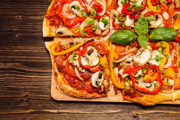 Italienische Pizza Auf Holzbrett — Stockfoto