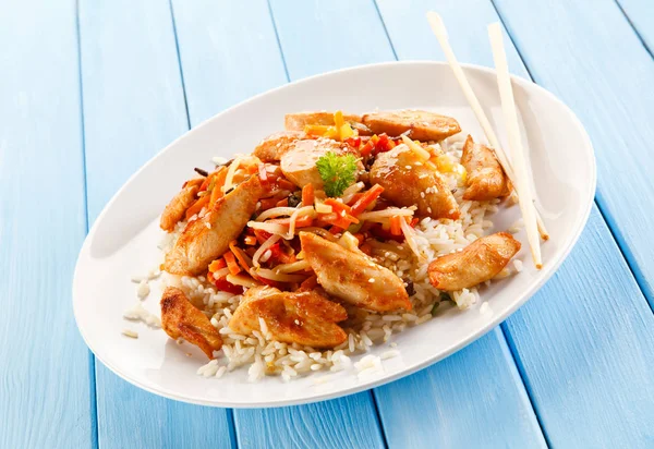 Riz Poulet Légumes Sur Assiette Blanche Avec Baguettes Sur Table — Photo