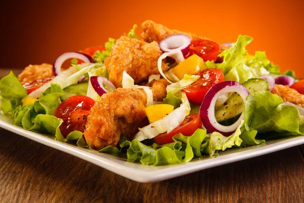 Salada Com Frango Frito Alface Cebola Tomate Prato Branco Mesa — Fotografia de Stock