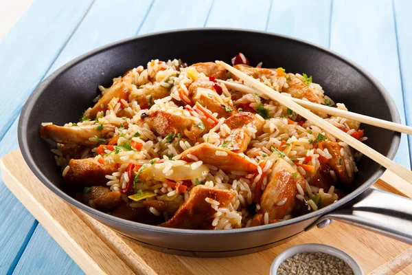 Chinesisches Gericht Reis Mit Hühnerstücken Und Saure Süße Sauce — Stockfoto