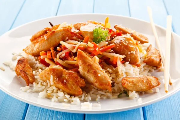 Arroz Com Frango Legumes Placa Branca Com Pauzinhos Mesa Madeira — Fotografia de Stock