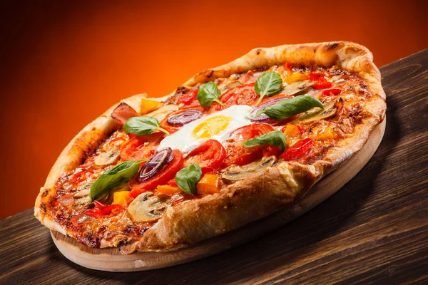 Italienische Pizza Auf Holzbrett — Stockfoto