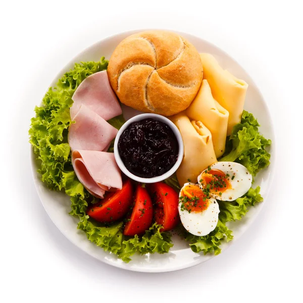 Delikater Frühstücksteller Mit Brötchen Marmelade Käse Schinken Eiern Und Gemüse — Stockfoto