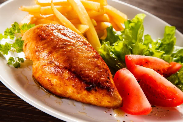 Poitrine Poulet Rôtie Avec Frites Tomates Fraîches Laitue Sur Fond — Photo