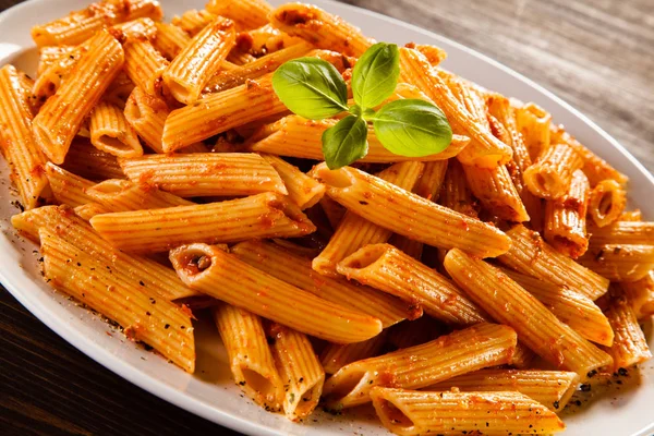 Vegetarische Macaroni Witte Plaat Houten Tafel Achtergrond — Stockfoto