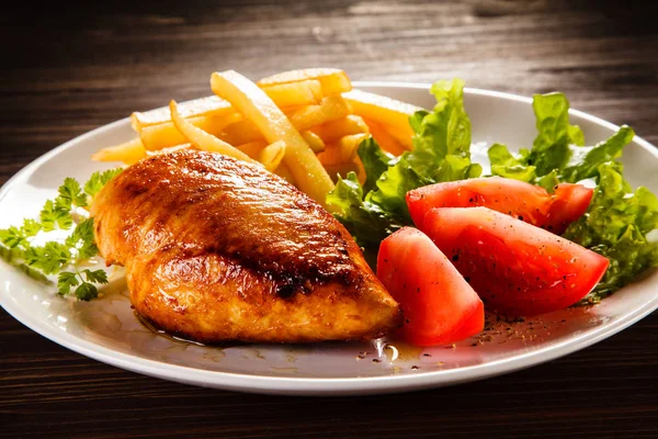 Roasted Chicken Breast French Fries Fresh Tomatoes Lettuce White Plate — Stock Photo, Image