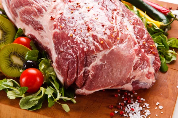 Raw Pork Meat Fresh Peppers Spinach Tomatoes Kiwi Wooden Board — Stock Photo, Image