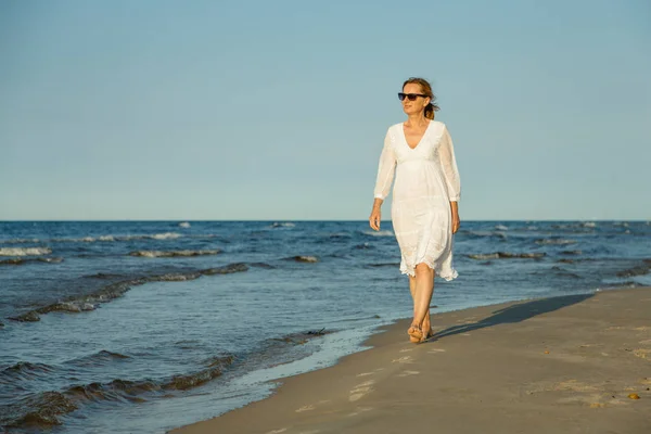 Vuxen Kvinna Vit Klänning Promenader Seaside — Stockfoto