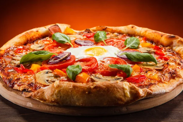 Pizza Italiana Sobre Tabla Madera — Foto de Stock