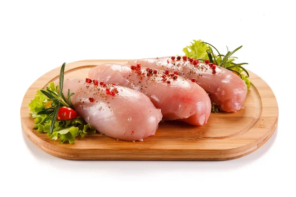 Raw Στήθη Κοτόπουλου Ξύλινη Σανίδα Μπαχαρικά — Φωτογραφία Αρχείου