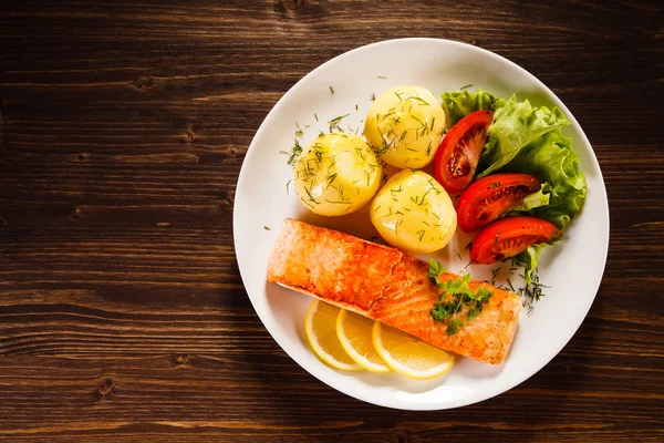 Pečený Losos Vařenými Brambory Čerstvá Rajčata Hlávkový Salát Citron Bílém — Stock fotografie