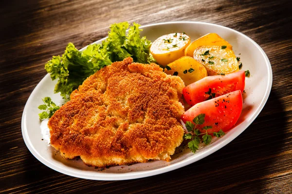 Escalope Porc Aux Pommes Terre Bouillies Tomates Fraîches Laitue Sur — Photo