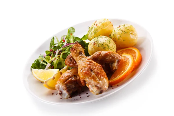 Roasted Chicken Drumsticks Fresh Spinach Boiled Potatoes Orange Lemon Slices — Stock Photo, Image