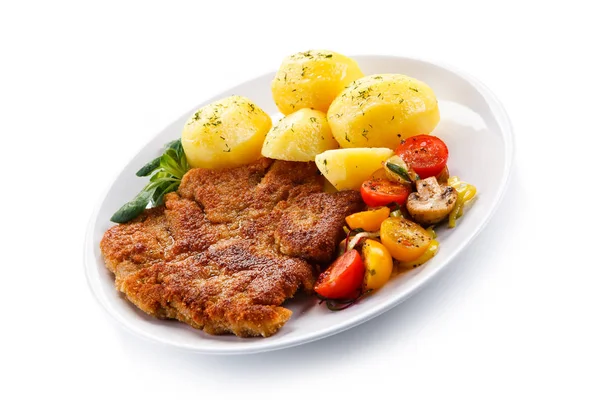 Grote Gepaneerd Varkensvlees Schnitzel Met Gekookte Aardappelen Gestoofde Groenten Witte — Stockfoto