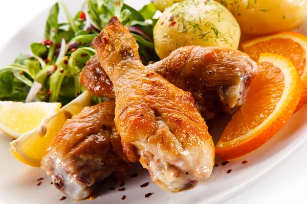 Roasted Chicken Drumsticks Fresh Spinach Boiled Potatoes Orange Lemon Slices — Stock Photo, Image