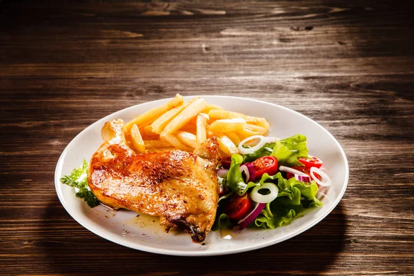 Jambe Poulet Rôtie Avec Frites Salade Légumes Sur Assiette Blanche — Photo