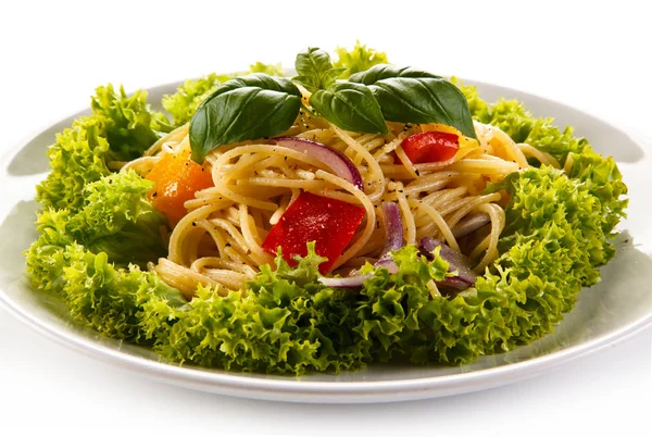 意大利面配上白色盘子里的蔬菜 — 图库照片