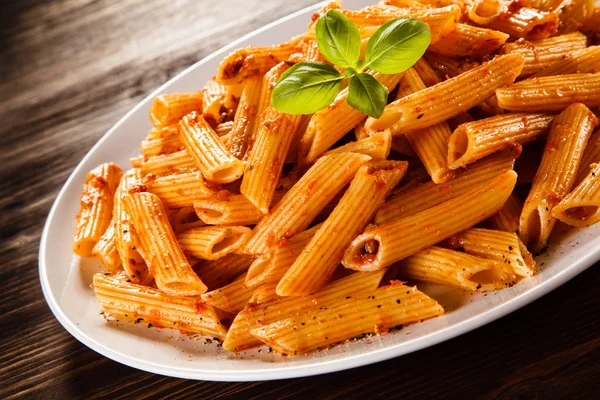 Vegetarische Macaroni Witte Plaat Houten Tafel Achtergrond — Stockfoto