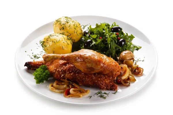 Gebackenes Huhn Mit Salzkartoffeln Gebratenen Pilzen Und Frischem Rucola Auf — Stockfoto