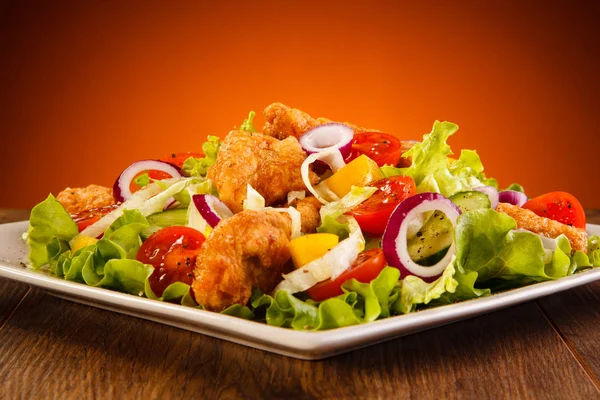 Salada Com Frango Frito Alface Cebola Tomate Prato Branco Mesa — Fotografia de Stock