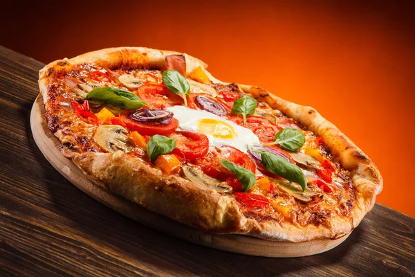 Pizza Italiana Sobre Tabla Madera —  Fotos de Stock