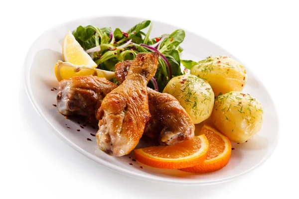 Roasted Chicken Drumsticks Fresh Spinach Boiled Potatoes Orange Lemon Slices — Stock Photo, Image