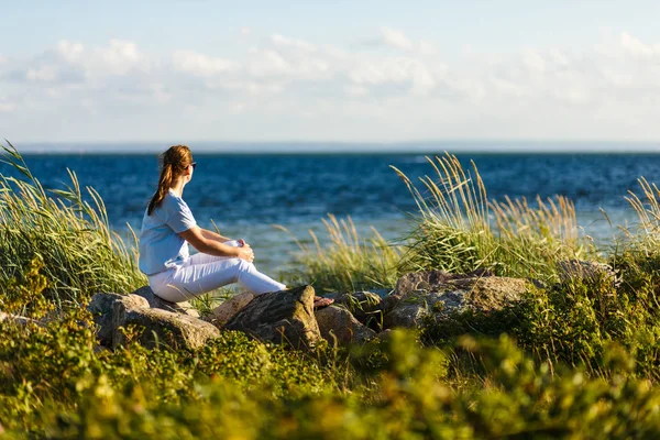 Donna Con Bici Mare — Foto Stock