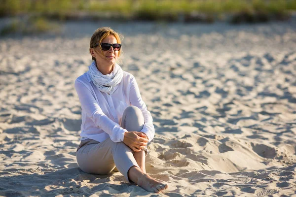 Mujer Adulta Sentada Playa — Foto de Stock