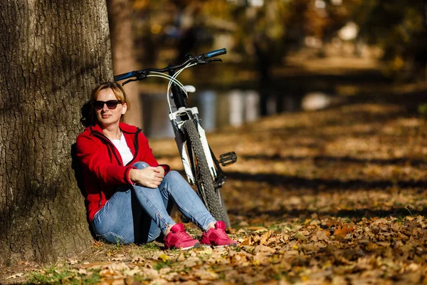 Mujer Adulta Sentada Árbol Parque Otoñal Bicicleta Fondo —  Fotos de Stock