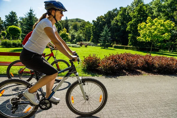 Estilo Vida Saludable Personas Activas Montando Bicicletas Parque Ciudad — Foto de Stock