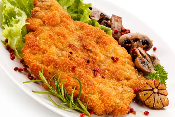 Schnitzel Frango Com Cogumelos Assados Alho Alface Servidos Prato Branco — Fotografia de Stock