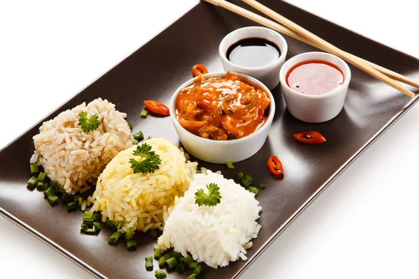 Pirinç Kazık Haşlanmış Baharatlı Mantar Soslar Chopsticks Kahverengi Plaka Üzerinde — Stok fotoğraf