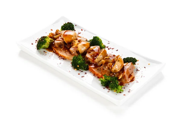 Koe Tong Met Gestoofde Champignons Broccoli Witte Plaat — Stockfoto