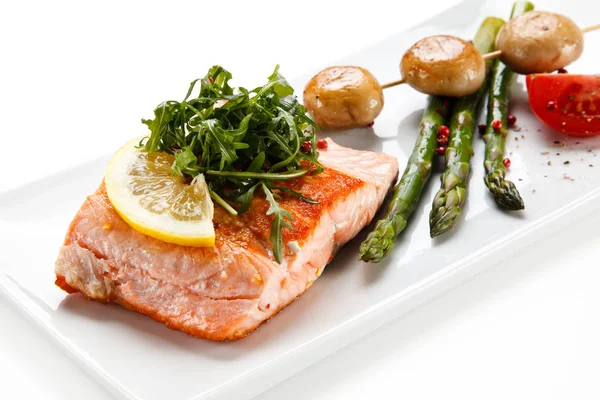 Roasted Salmon Arugula Asparagus Grilled Mushrooms Skewer Served White Plate — Stock Photo, Image