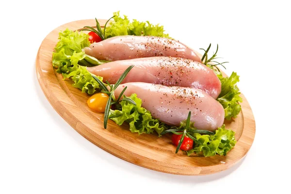 生鸡胸肉 配生菜和木板上的洋葱圈 — 图库照片
