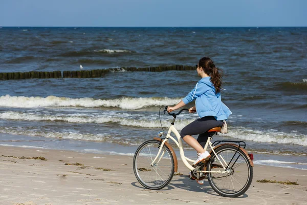 Teenager Mädchen Fahrrad Fahren Meer Sport Und Freizeitkonzept — Stockfoto