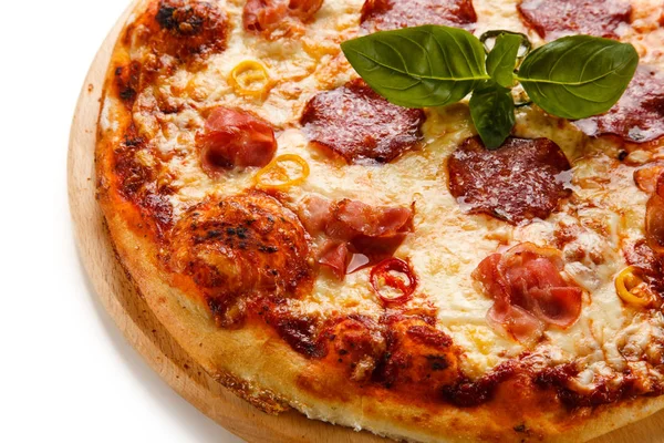 Chili Pizza Mit Wurst Käse Und Paprika Auf Holzbrett — Stockfoto