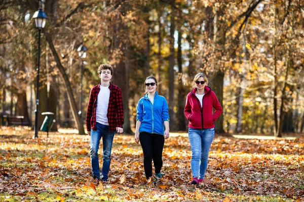 Glückliche Familie Beim Gemeinsamen Wandern Herbstwald — Stockfoto