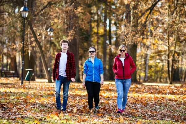 Familia Feliz Caminando Juntos Bosque Otoño —  Fotos de Stock