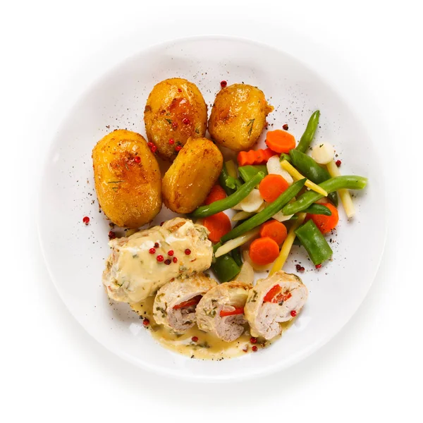 Fleischbrötchen Mit Bratkartoffeln Grünen Bohnen Und Karotten Auf Weißem Teller — Stockfoto