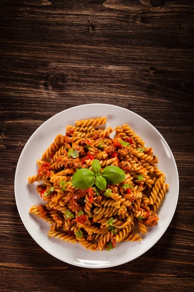 Spiraal Pittige Macaroni Met Bolognese Saus Basilicum Bladeren Een Witte — Stockfoto